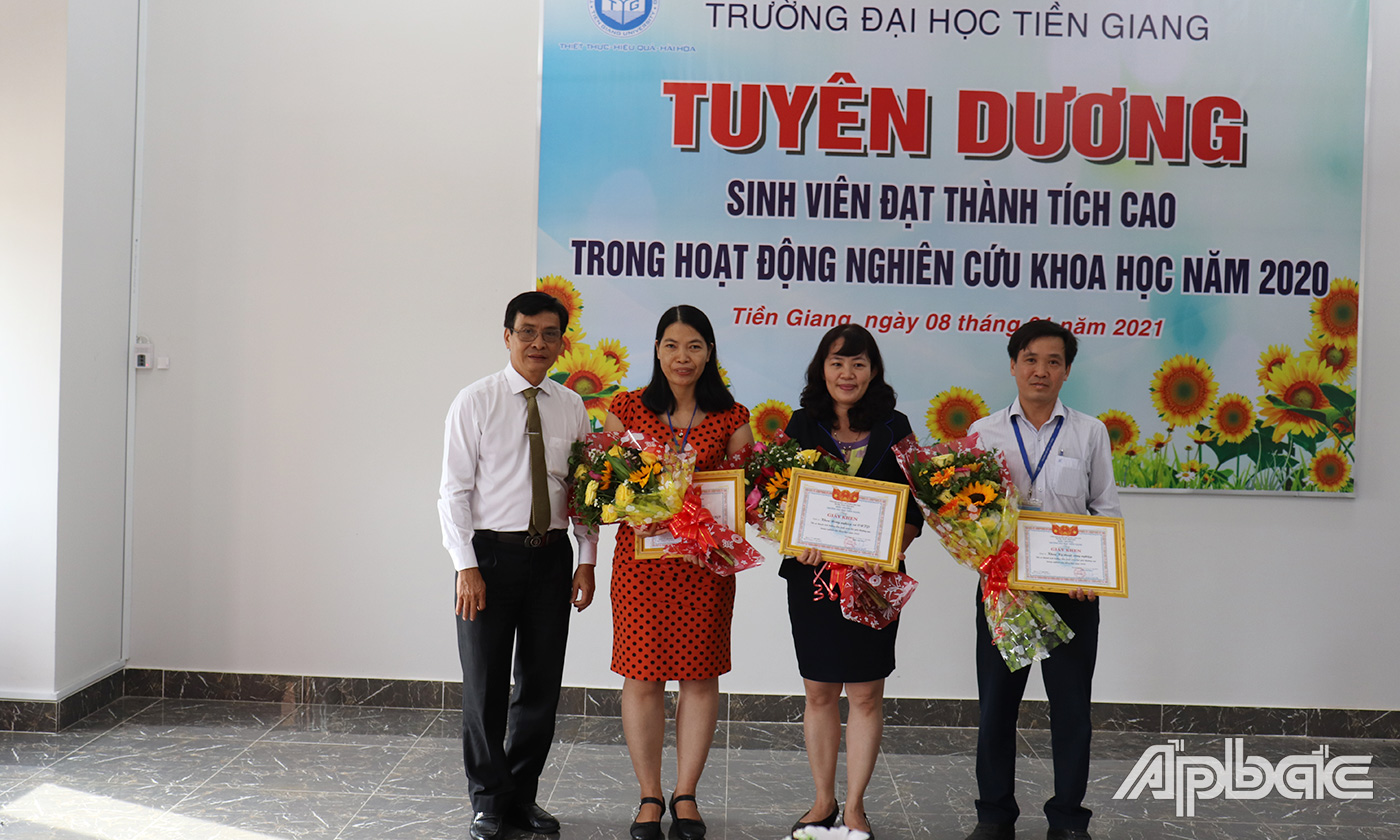 PGS.TS Võ Ngọc Hà tặng Giấy khen cho 3 tập thể có nhiều đóng góp cho phong trào NCKH của sinh viên.