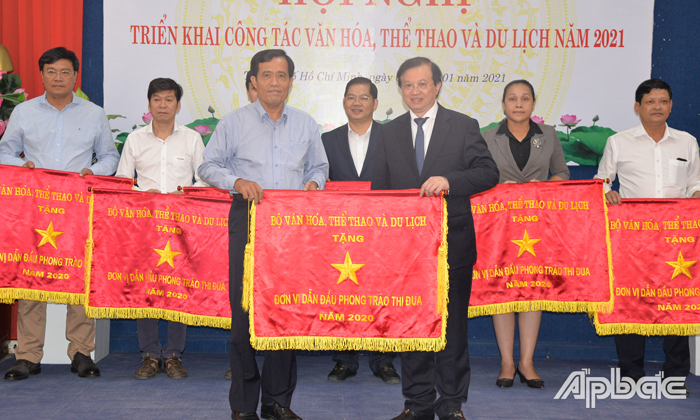Thứ trưởng Bộ VHTTDL Tạ Quang Đông  trao Cờ thi đua của Bộ VHTTDL cho giám đốc Sở VHTTDL tỉnh Tiền Giang Nguyễn Đức Đảm