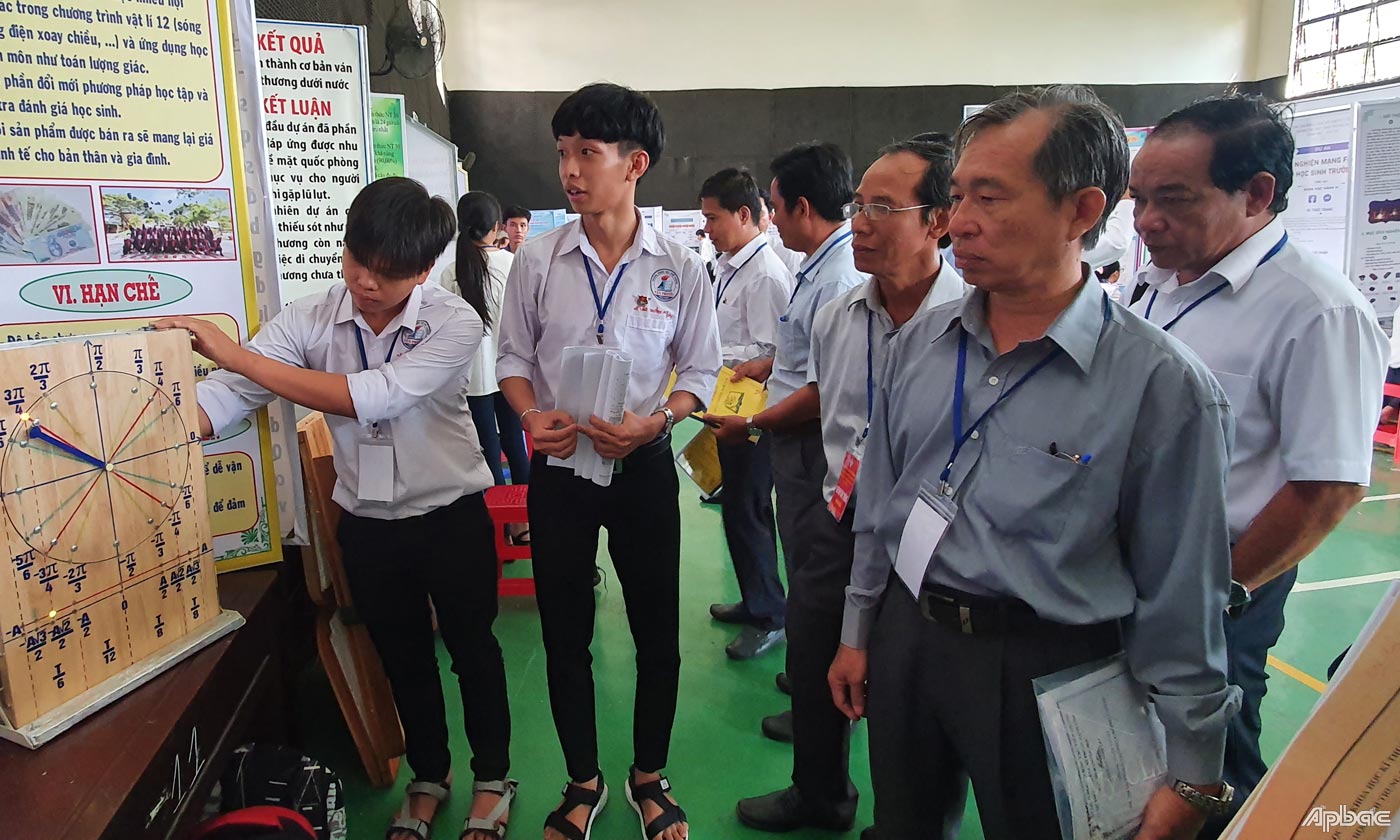 Ban giám khảo chấm thi. 