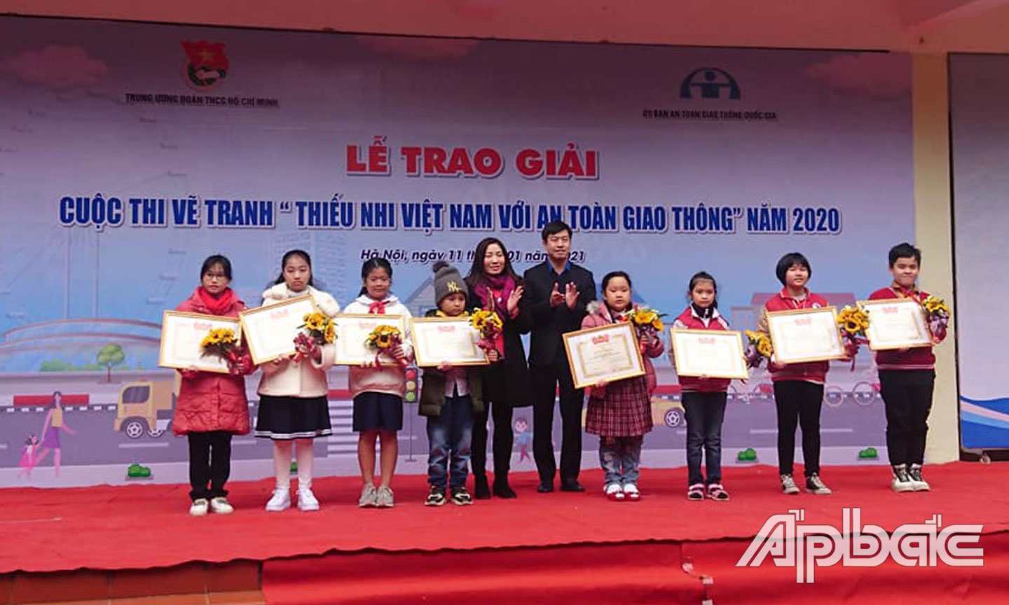 Nguyễn Phúc Gia Hân (thứ 2 từ trái sang) nhận giải Ba cá nhân.