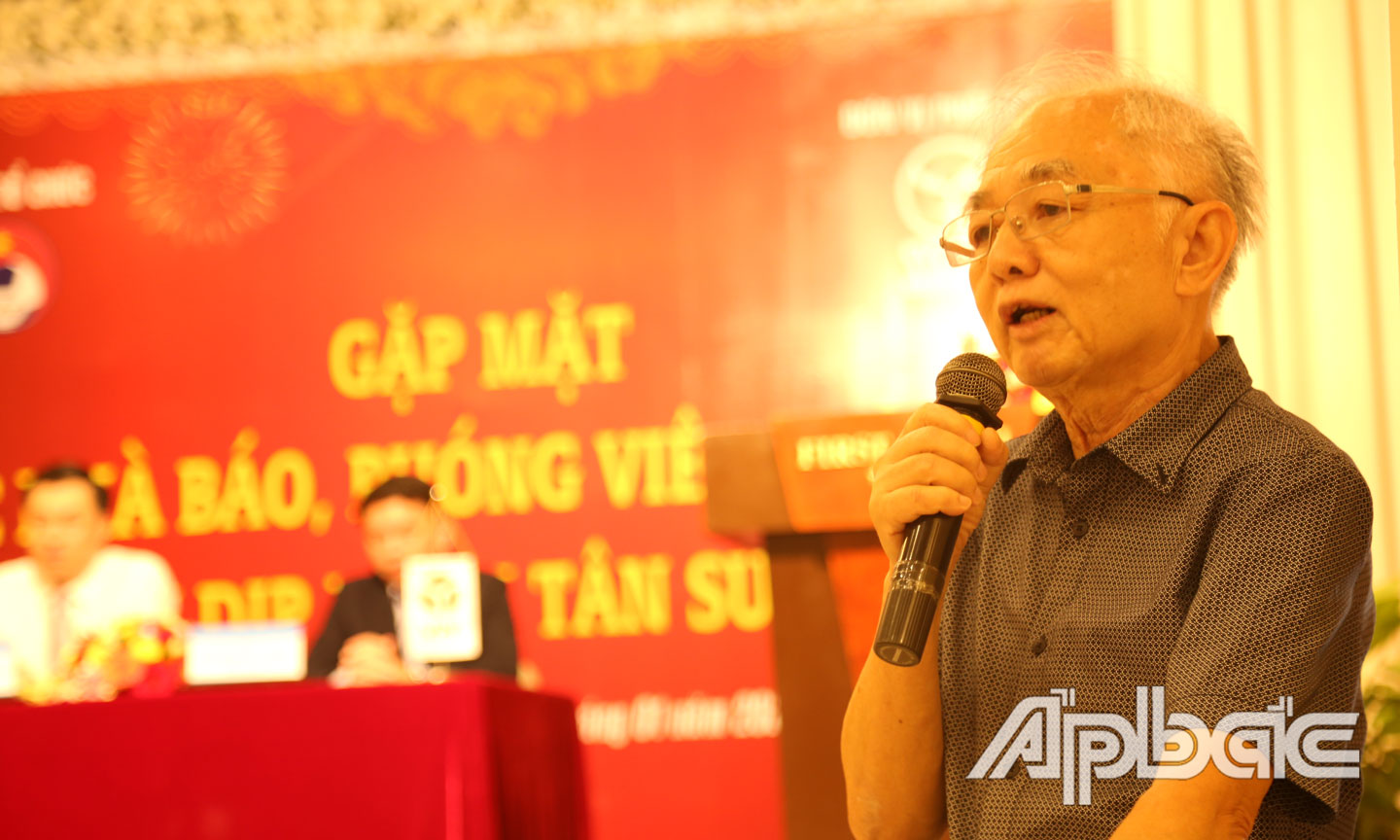 Nhà báo Vũ Công Lập phát biểu ý kiến tại buổi gặp mặt.