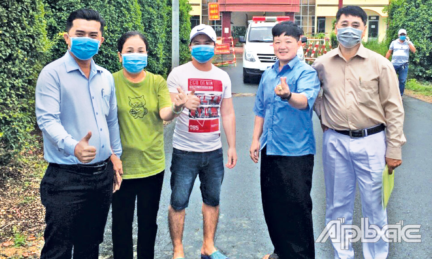 Bệnh nhân Covid-19 thứ 2 (giữa) được  điều trị khỏi bệnh vui mừng trong  ngày chia tay nhân viên bệnh viện.
