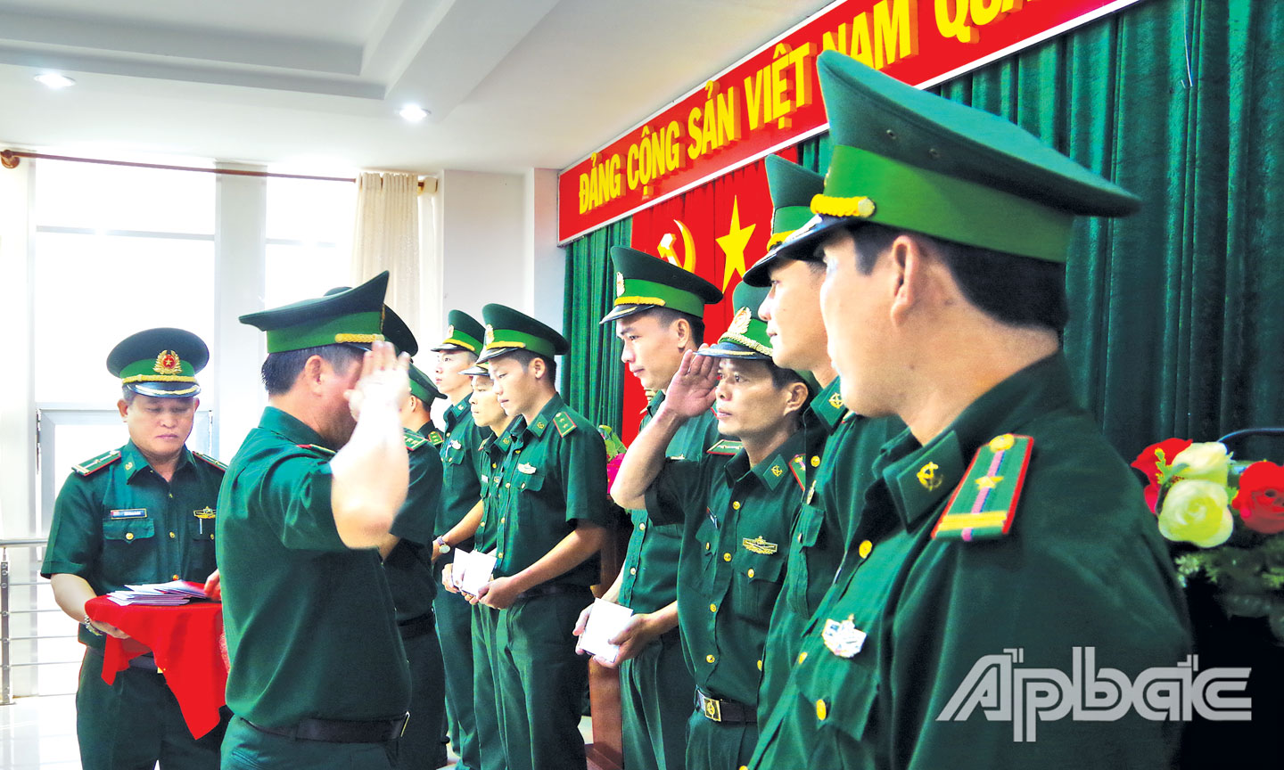 Đại tá Bùi Văn Vũ trao Quyết định điều động các cán bộ, chiến sĩ tăng cường thực hiện nhiệm vụ quản lý, bảo vệ biên giới tỉnh Long An và phòng, chống dịch Covid-19.