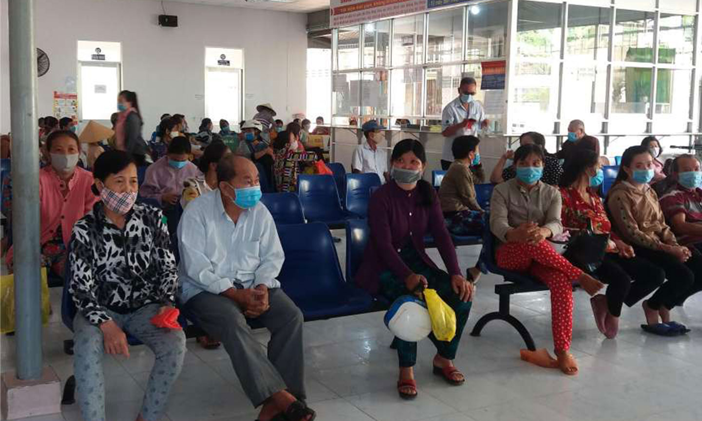 Người bệnh chờ khám bệnh tại bệnh viện.