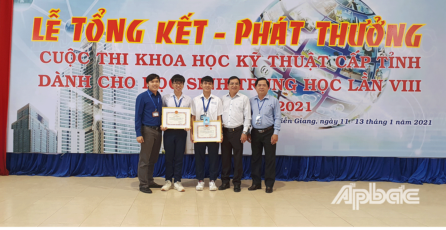 Ban tổ chức trao giải. 