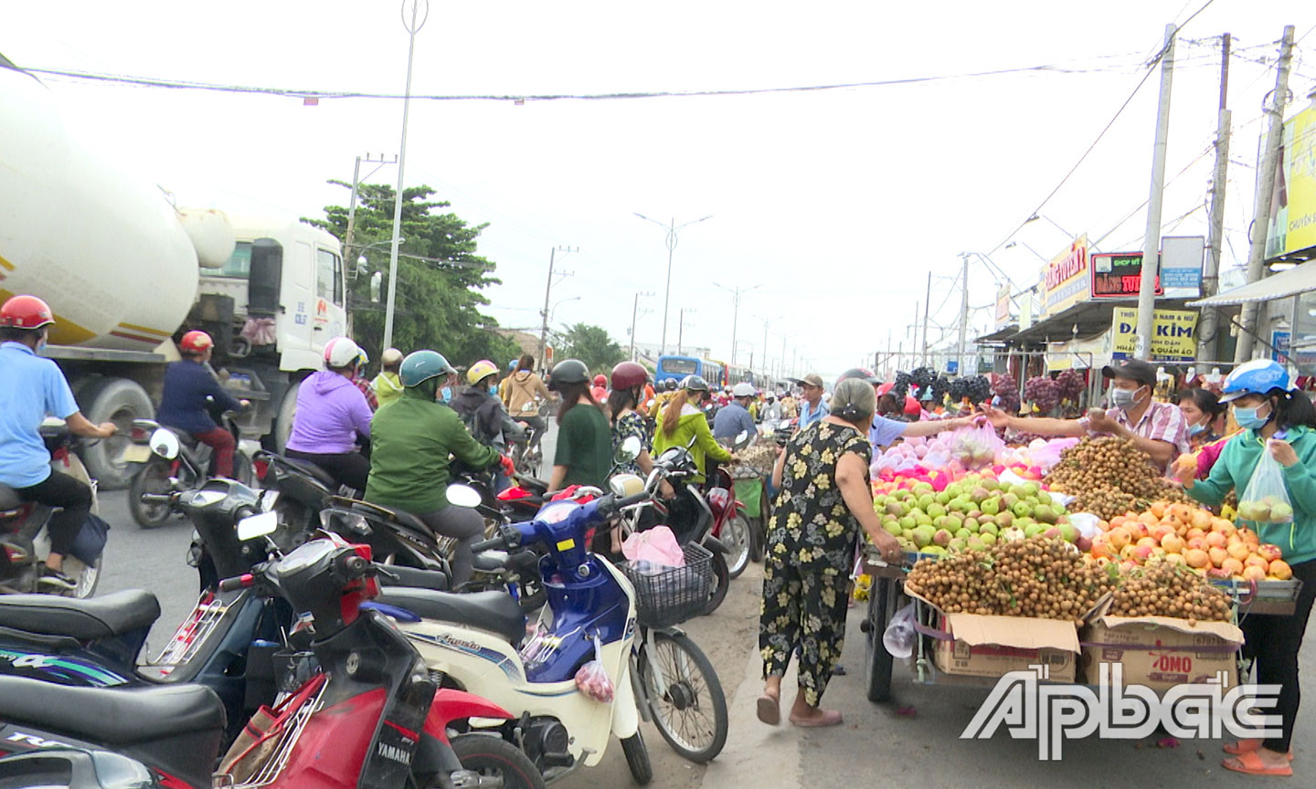 Các hộ bày bán hàng trên đường gom mở rộng.