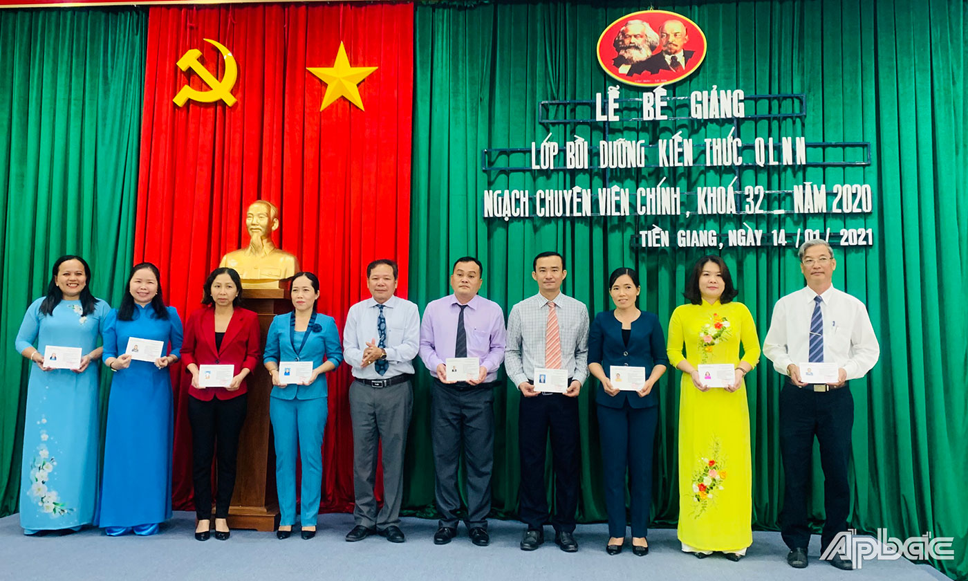 Trao chứng nhận cho các học viên.