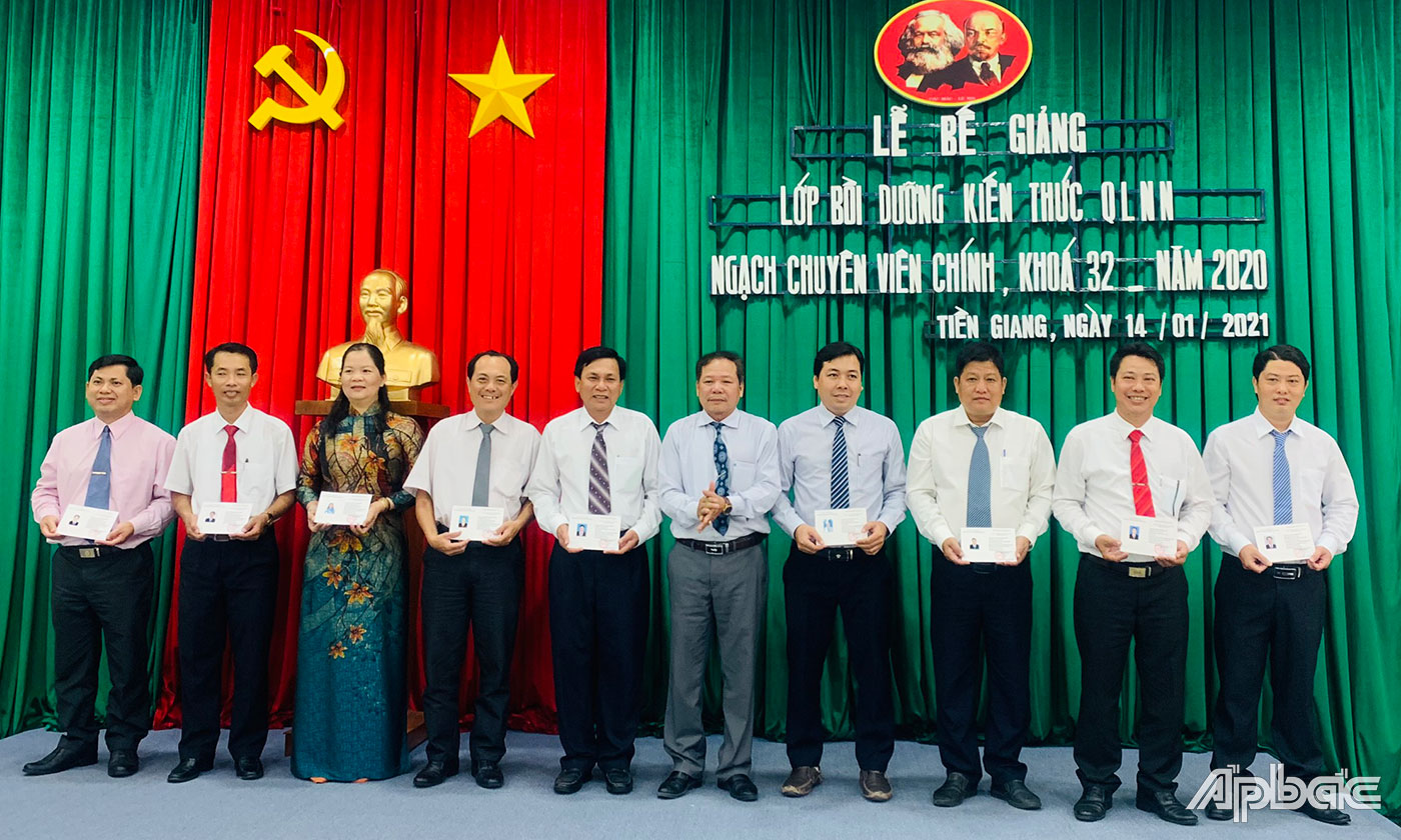 Trao chứng nhận cho các học viên.