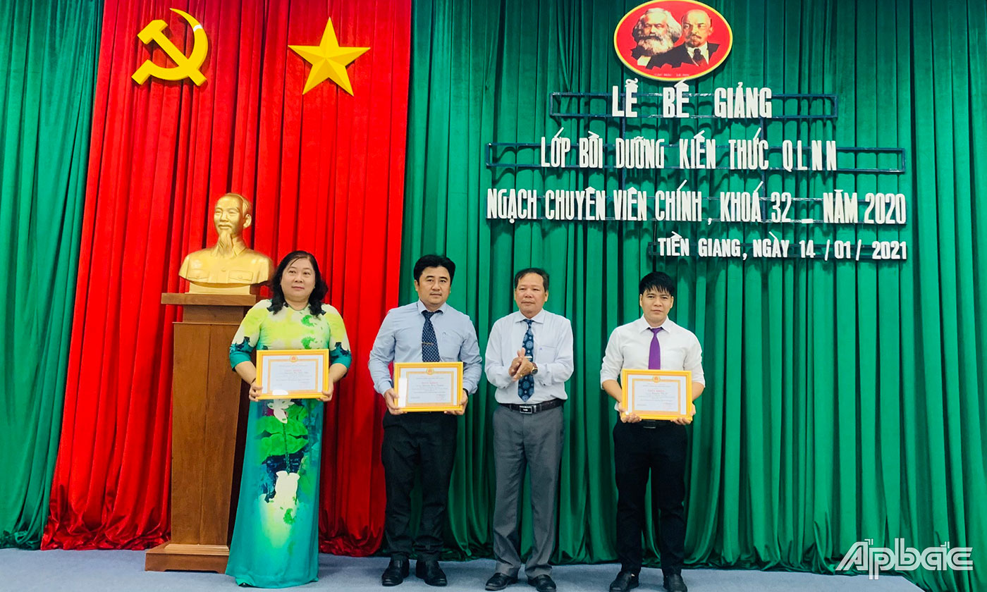 Khen thưởng các học viên đạt thành tích.