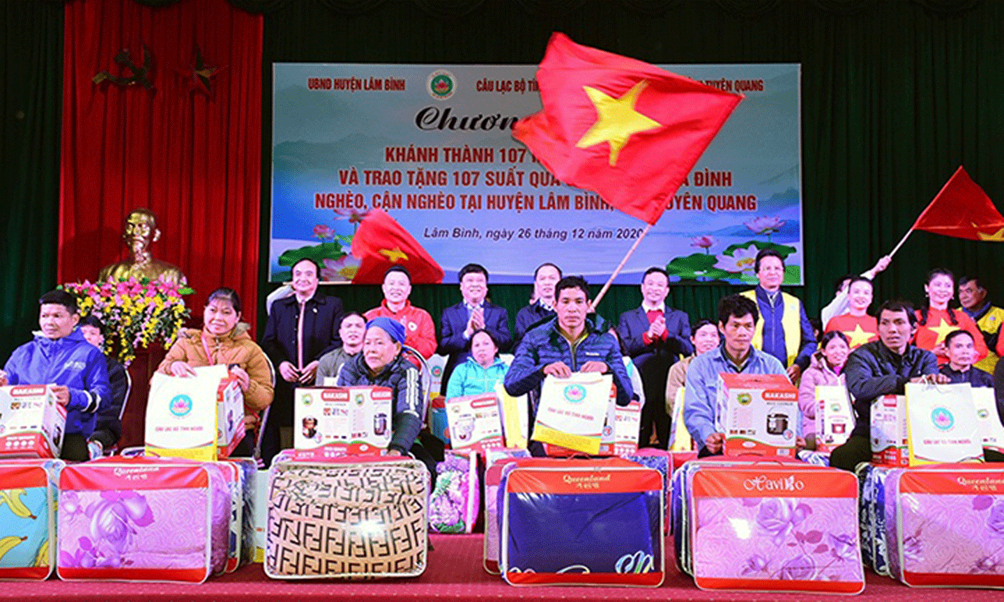 rao quà cho hộ nghèo, hộ cận nghèo tại huyện Lâm Bình, tỉnh Tuyên Quang (Ảnh minh họa: Hải Chung).