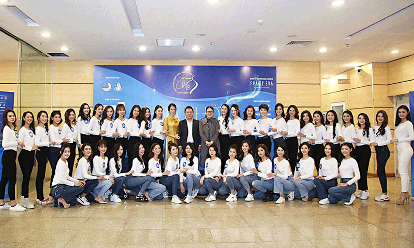 Ban Tổ chức cuộc thi và các thí sinh lọt vào chung kết 