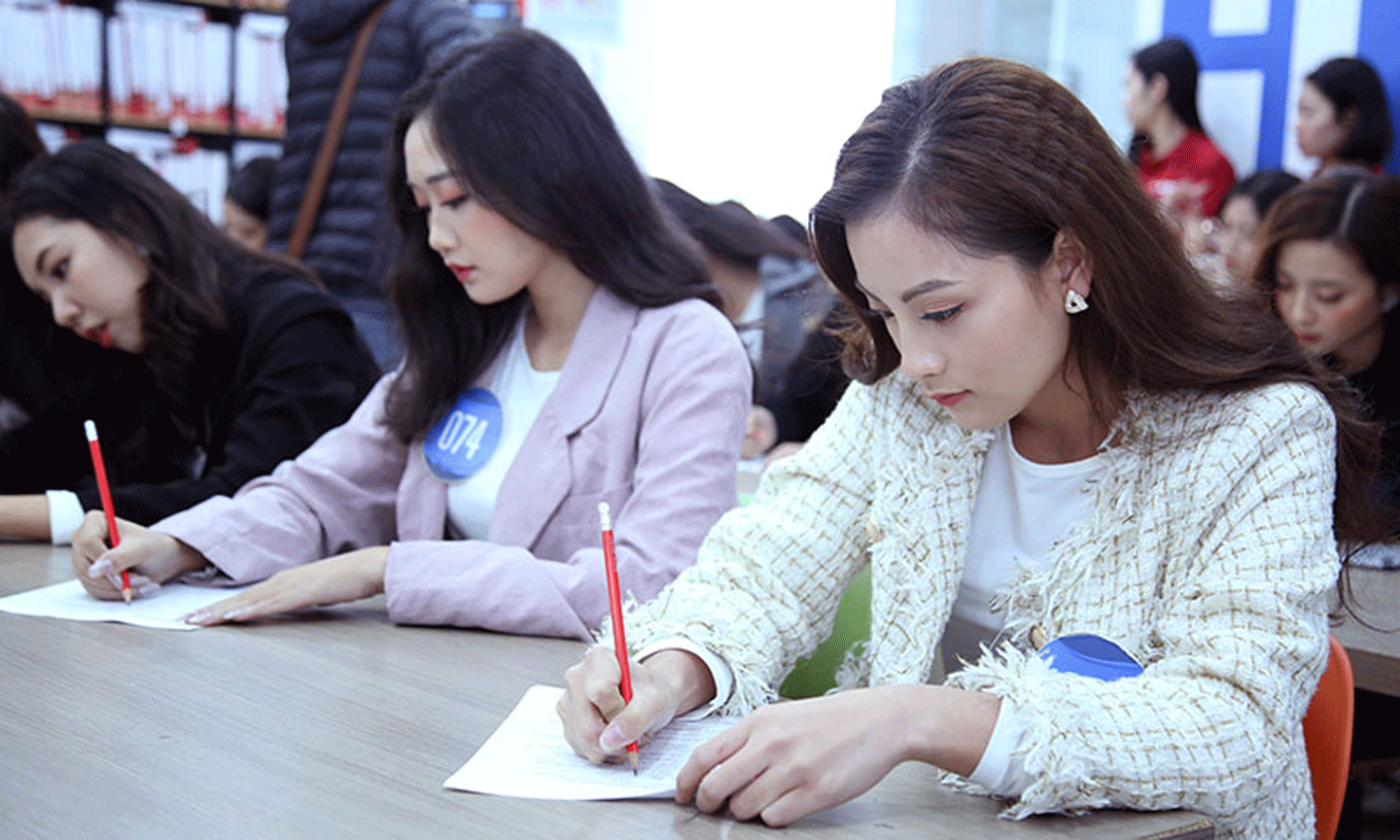 Các thí sinh tham gia thi viết tại phần thi tiếng Anh của chung kết cuộc thi.
