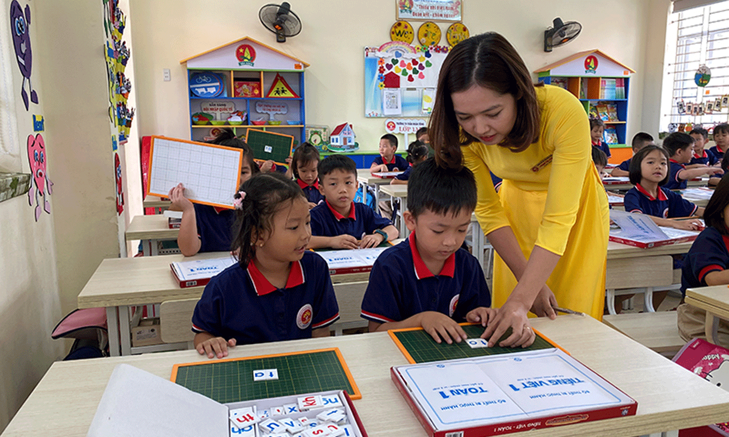 Giờ học tiếng Việt của cô và học sinh lớp 1 Trường tiểu học Trần Nhân Tông (TP Nam Định, tỉnh Nam Định).