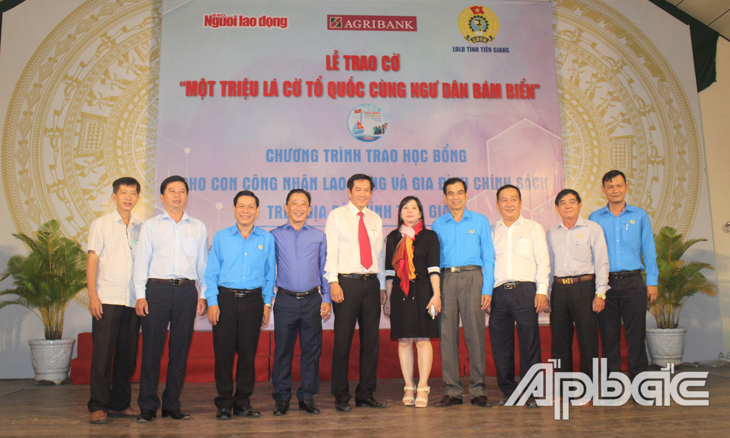 Đại biểu chụp ảnh lưu niệm tại buổi lễ.