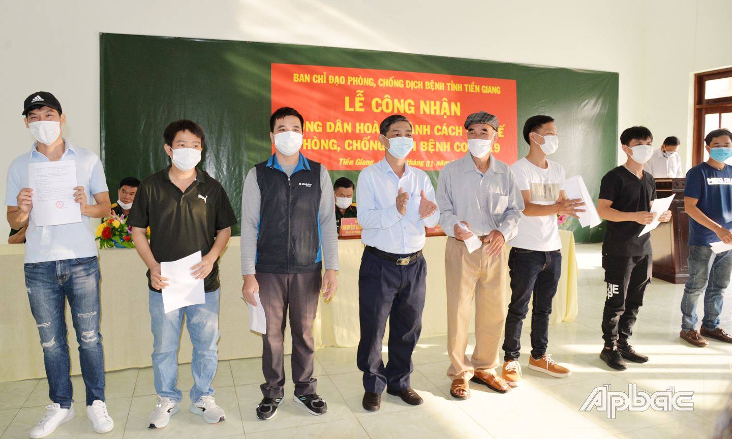 Bác sĩ  Chuyên khoa II Nguyễn Hữu Diệp, Phó Giám đốc Sở Y tế trao chứng nhận hoàn thành cách ly cho công dân