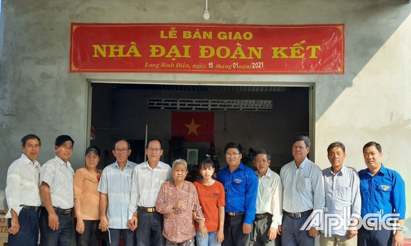 bàn giao nhà cho bà Võ Thị Ba ngụ ấp Bình Hòa xã Long Bình Điền.