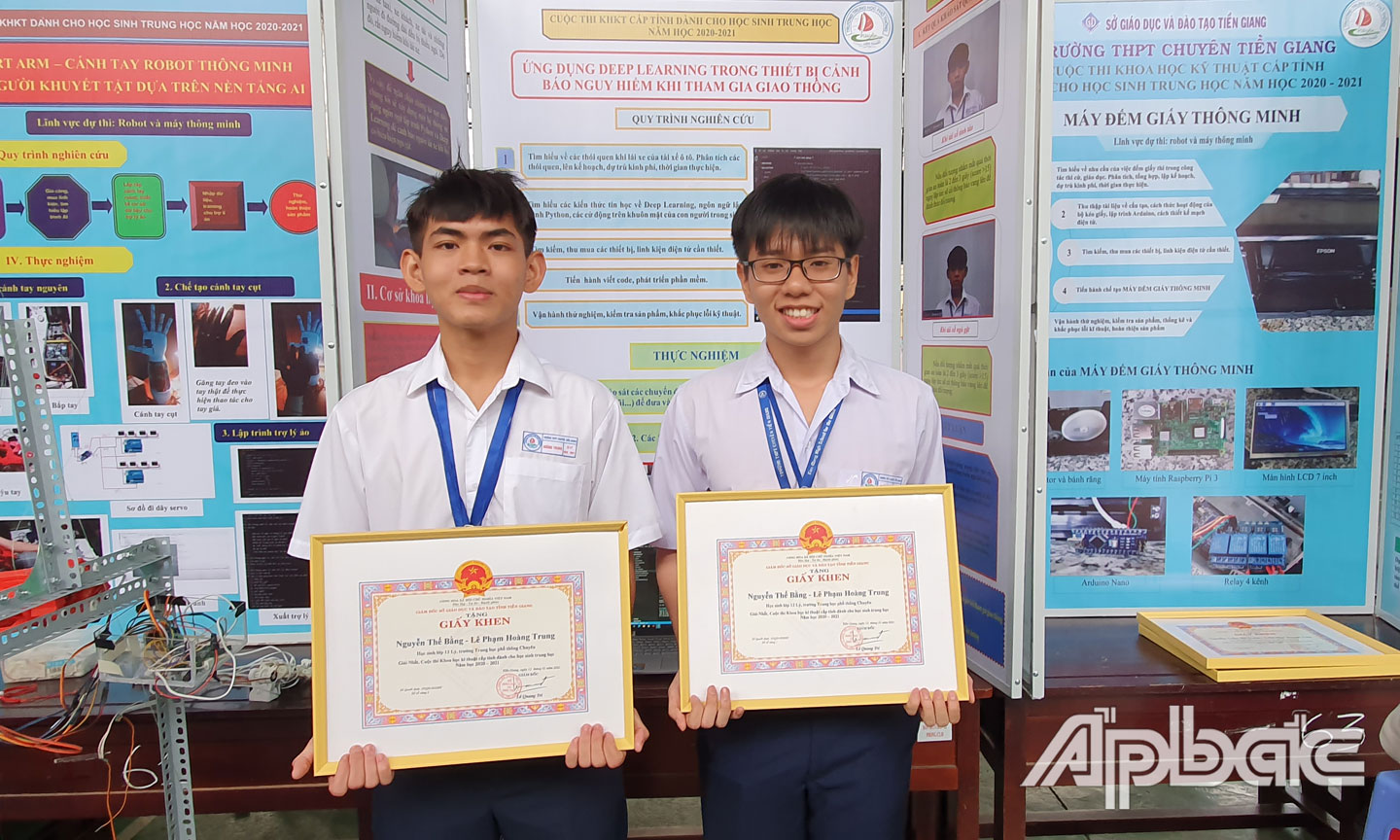Khen thưởng 2 em Nguyễn Thế Bằng và Lê Phạm Hoàng Trung có sản phẩm đoạt giải Nhất của Cuộc thi. 