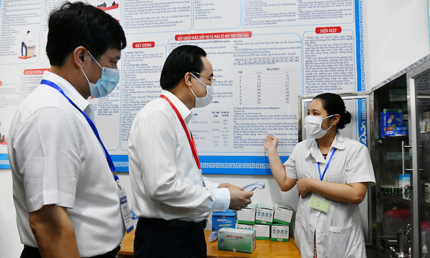 Bộ trưởng GD-ĐT Phùng Xuân Nhạ kiểm tra điều kiện bảo đảm an toàn trong phòng chống dịch Covid-19 tại các điểm thi tốt nghiệp THPT 2020. (Ảnh: THUỶ NGUYÊN)