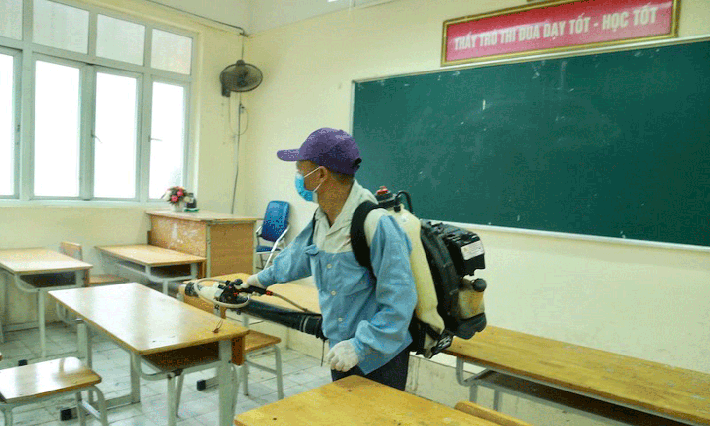 Phun khử khuẩn tại các trường học (Ảnh: DUY LINH) 