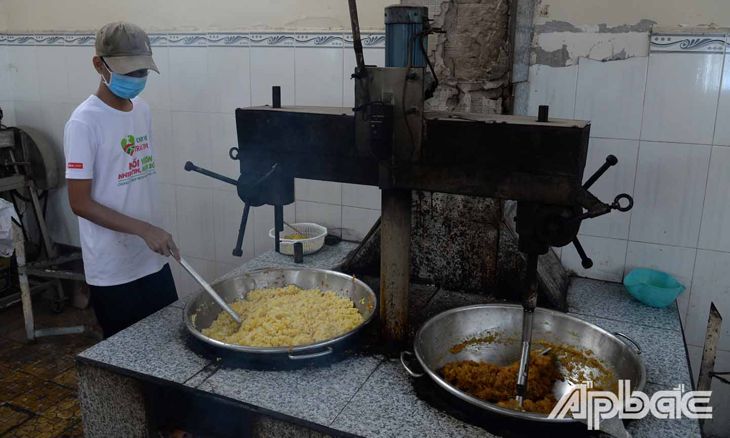 Khóm tươi sau khi xắt mỏng dược trộn với đường, có nơi sẽ được thêm vỏ hạnh để tạo nên hương vị và sên trên bếp cho đến khi đặc quánh lại và có mày vàng cánh gián.
