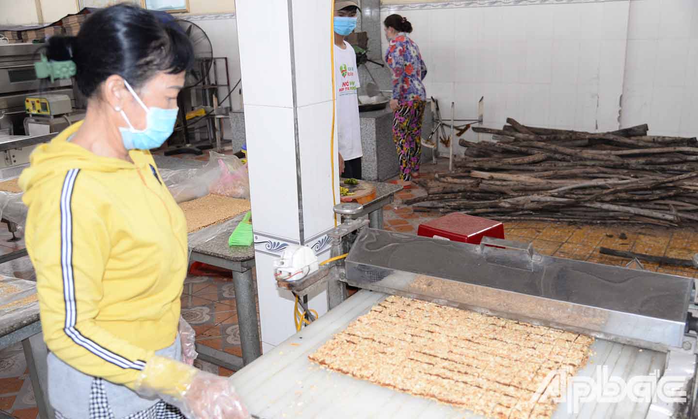 Kẹo khóm sau khi được thêm mè, đậu phộng sẽ được cắt thành các viên nhỏ vừa ăn.