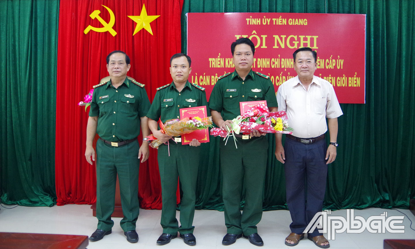 Đồng chí Nguyễn Văn Hồng và Đại tá Nguyễn Thanh Bình, Bí thư Đảng ủy  Bộ đội Biên phòng tỉnh trao Quyết định và hoa chúc mừng của Tỉnh ủy  chỉ định 2 Đồn trưởng tham gia vào Ban Chấp hành Đảng bộ  huyện Gò Công Đông và huyện Tân Phú Đông. 