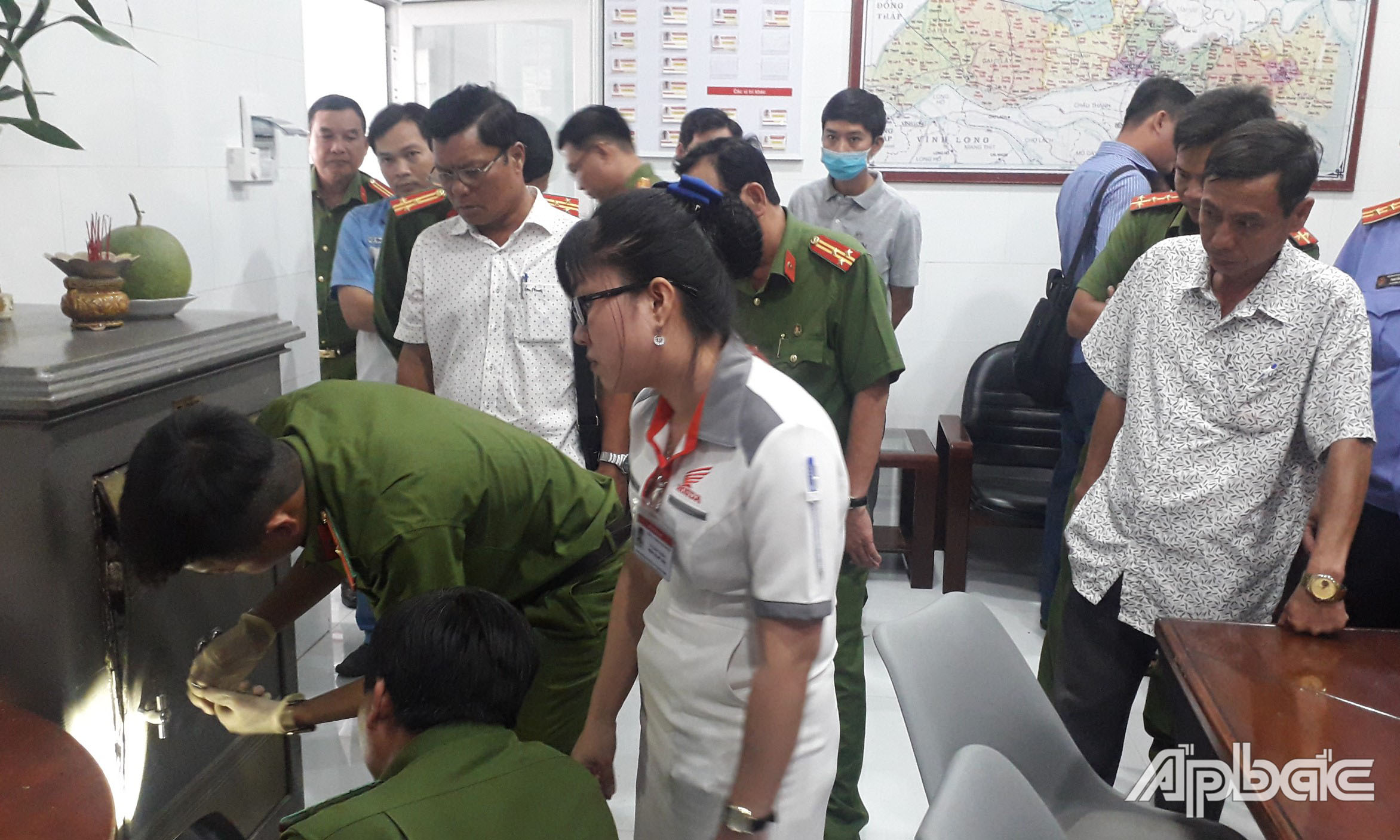 Lực lượng chức năng khám nghiệm hiện trường.