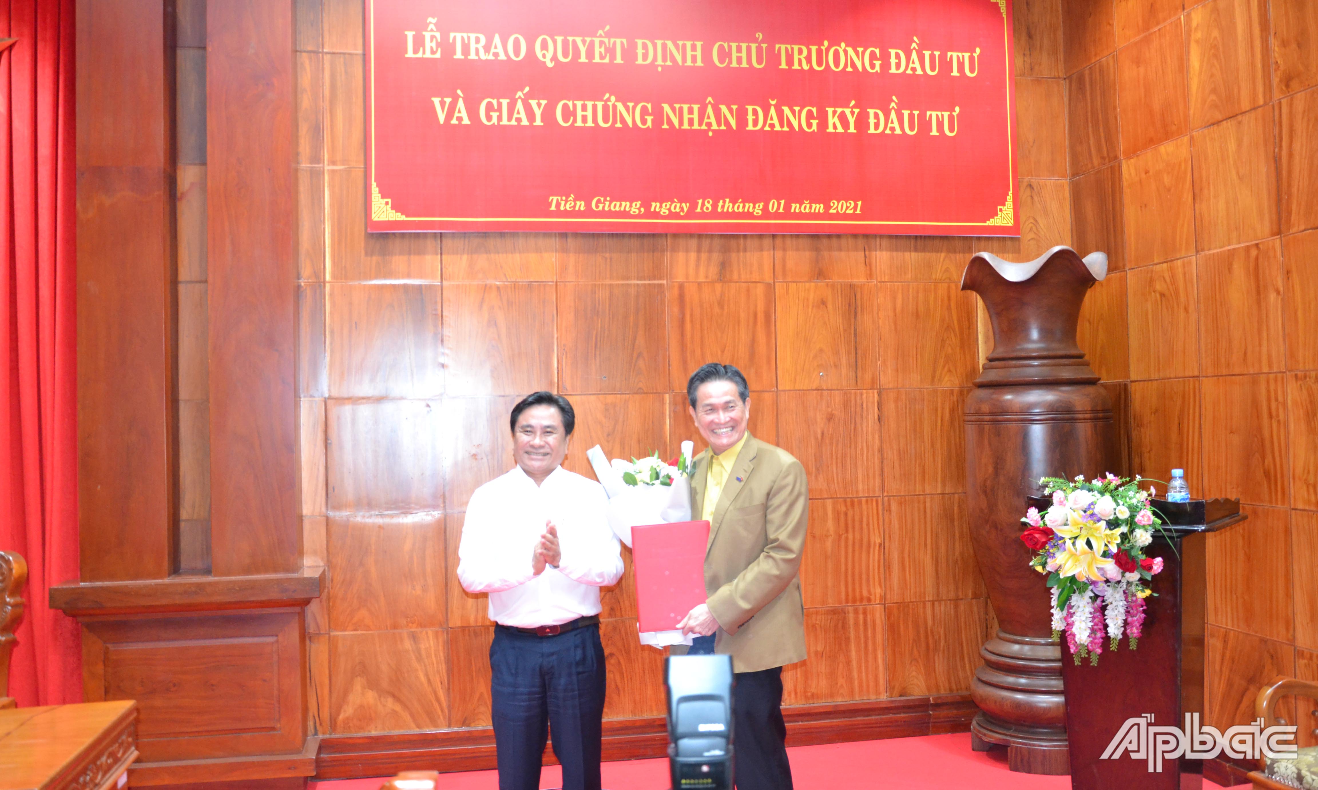 Đồng chí Trần Văn Dũng trao Quyết định chủ trương đầu tư Dự án Nhà máy điện gió Tân Phú Đông 1.