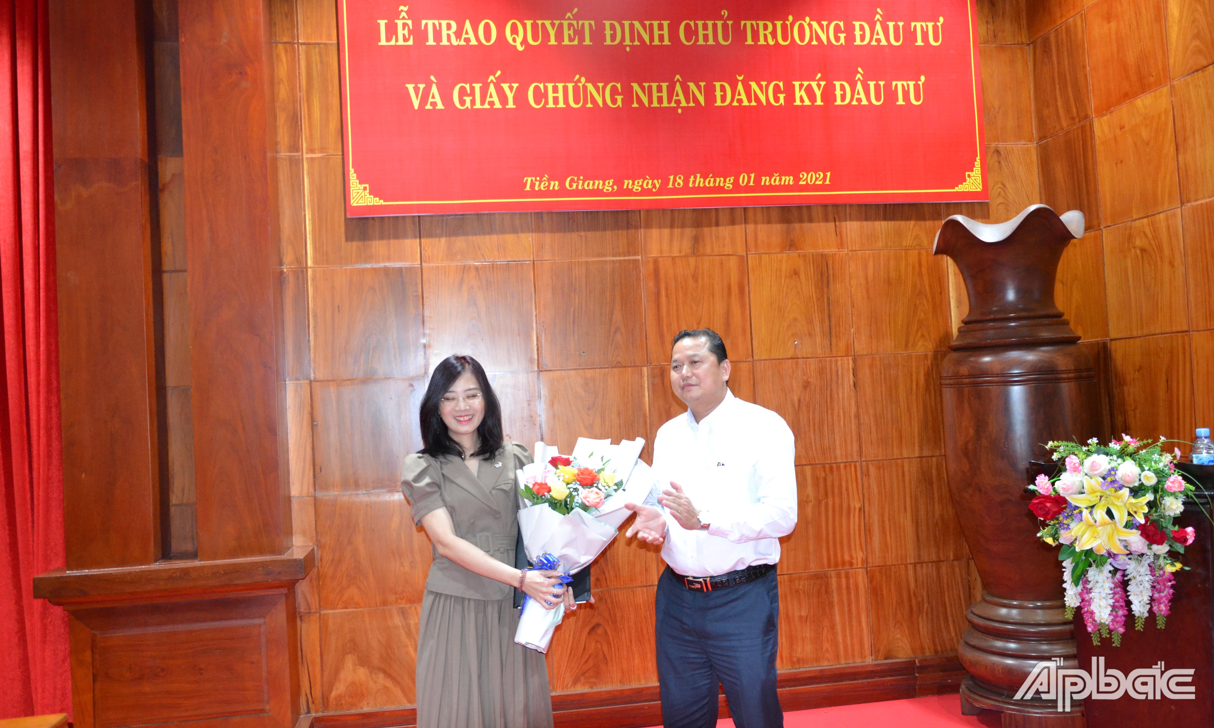 Quyền Giám đốc Sở Kế hoạch & Đầu tư Nguyễn Đình Thông trao Giấy chứng nhận đăng ký đầu tư Dự án Nhà máy điện gió Tân Phú Đông 1.