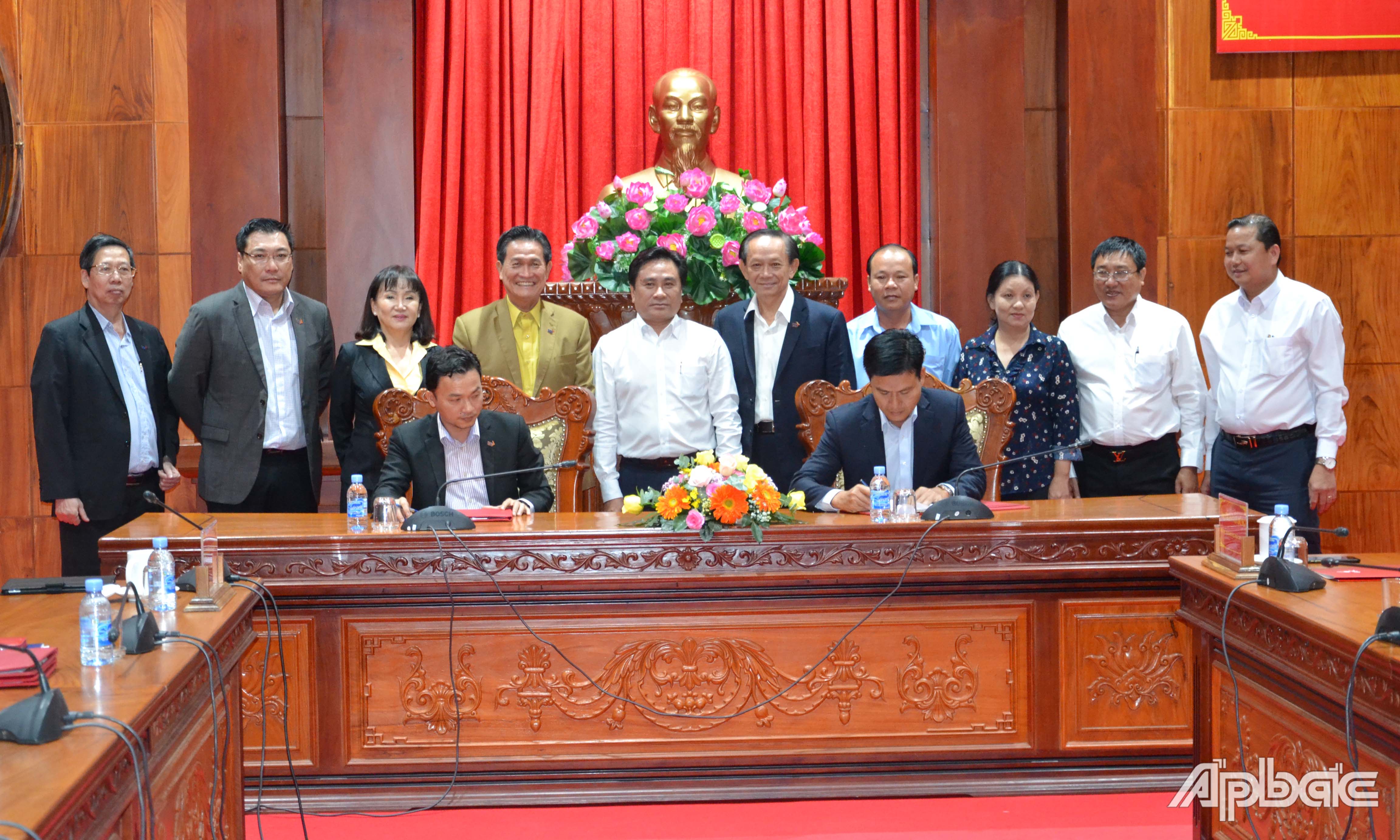 Ký kết ghi nhớ giữa nhà đầu tư và đơn vị thi công.