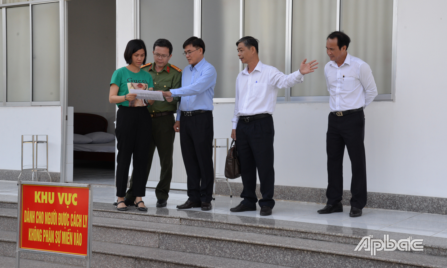 Phó chủ tịch UBND tỉnh (áo xanh, đứng giữa) đánh giá cao công tác chuẩn bị của cơ sở, vừa đảm bảo nơi lưu trú tiện nghi, thoải mái vừa đảm bảo công tác phòng chống dịch hiệu quả