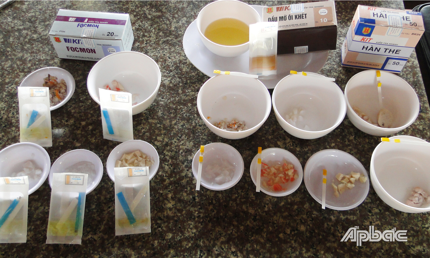 Thực hiện test nhanh hàn the, foocmon, độ ôi khét dầu mở mẫu thực phẩm 