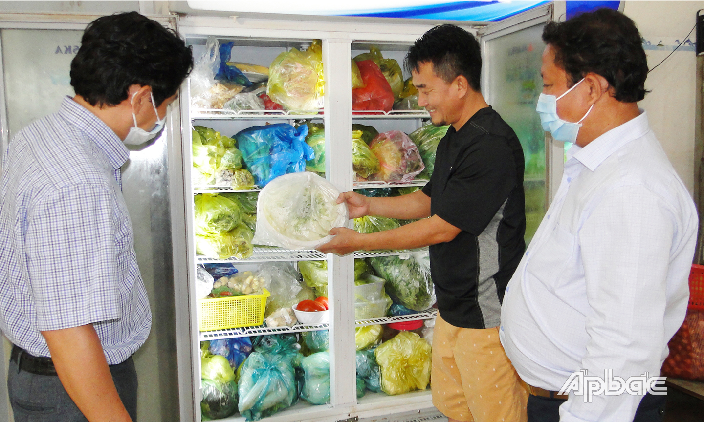 Kiểm tra nhạn mác và hạn sử dụng thực phẩm tại cơ sở kinh doanh ăn uống