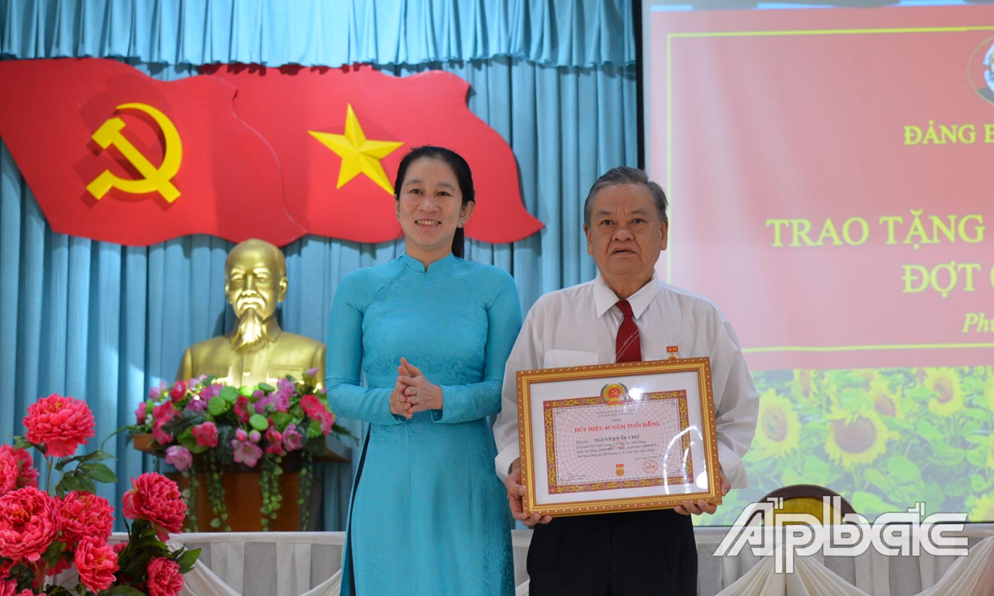 Trao huy hiệu 45 năm tuổi Đảng trao cho đảng viên Nguyễn Văn Chợ.