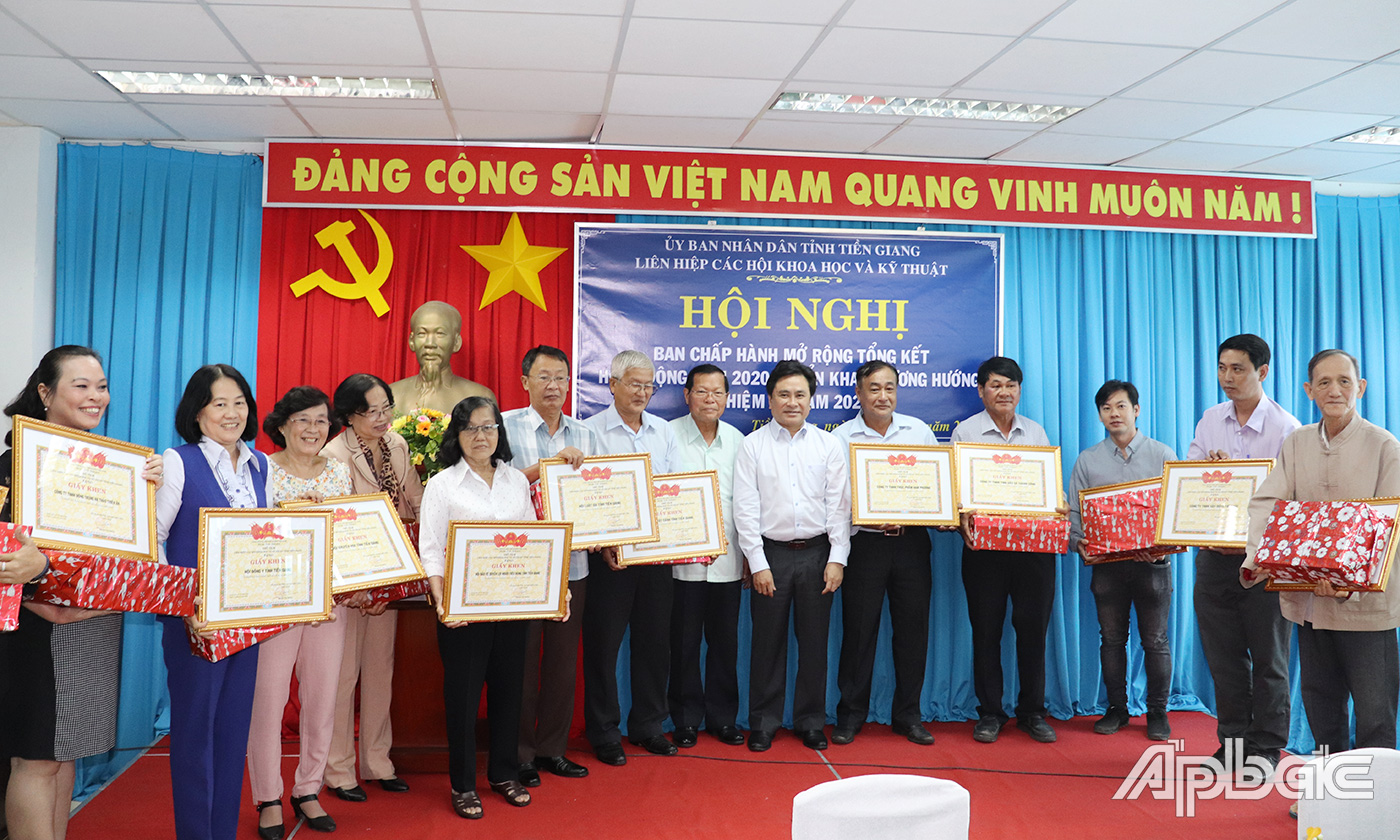 Đồng chí Trần Văn Dũng và đồng chí Nguyễn Văn Khang trao Giấy khen cho các tập thể có thành tích xuất sắc trong năm 2020.
