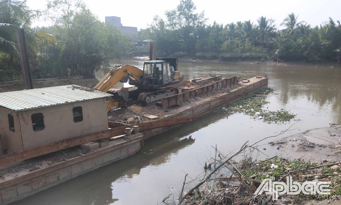 Đoàn đến khảo sát địa điểm đấp đập rạch Ông Hổ (huyện Châu Thành).