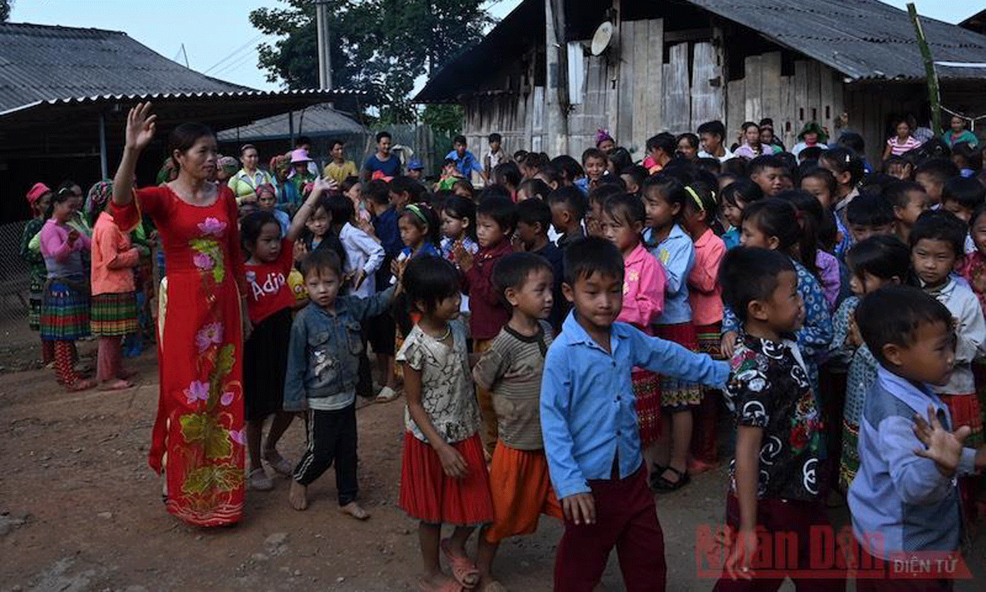 Cô trò điểm trường Chè Lỳ A, xã Đức Hạnh, huyện Bảo Lâm, tỉnh Cao Bằng (Ảnh: DUY LINH)