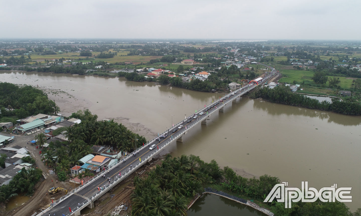Cầu Bình Xuân nhìn từ trên cao.  Ảnh: MINH THÀNH