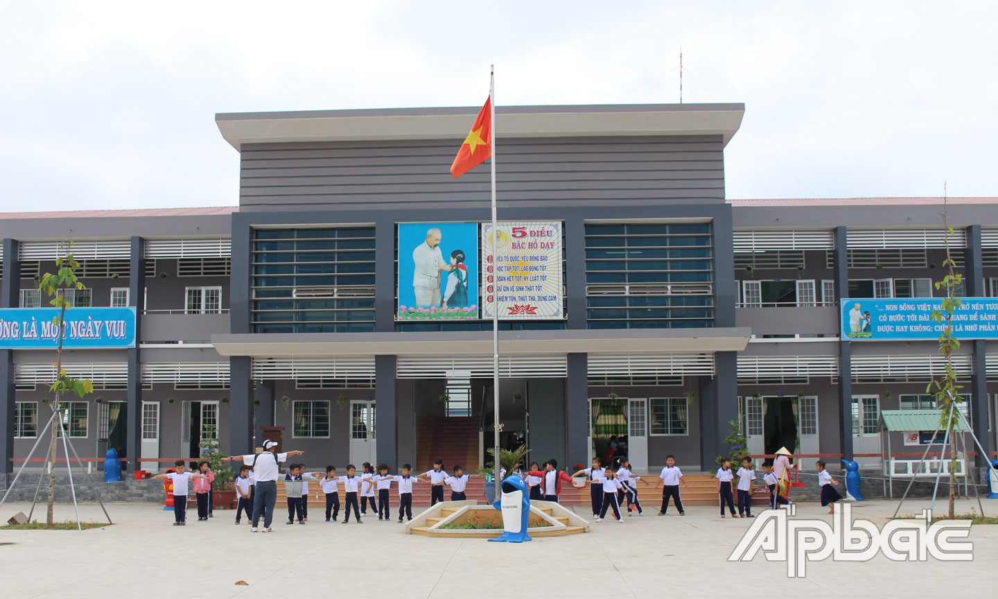 Trường Tiểu học Tân Lập 1 được đầu tư xây dựng  khang trang, sạch đẹp. 