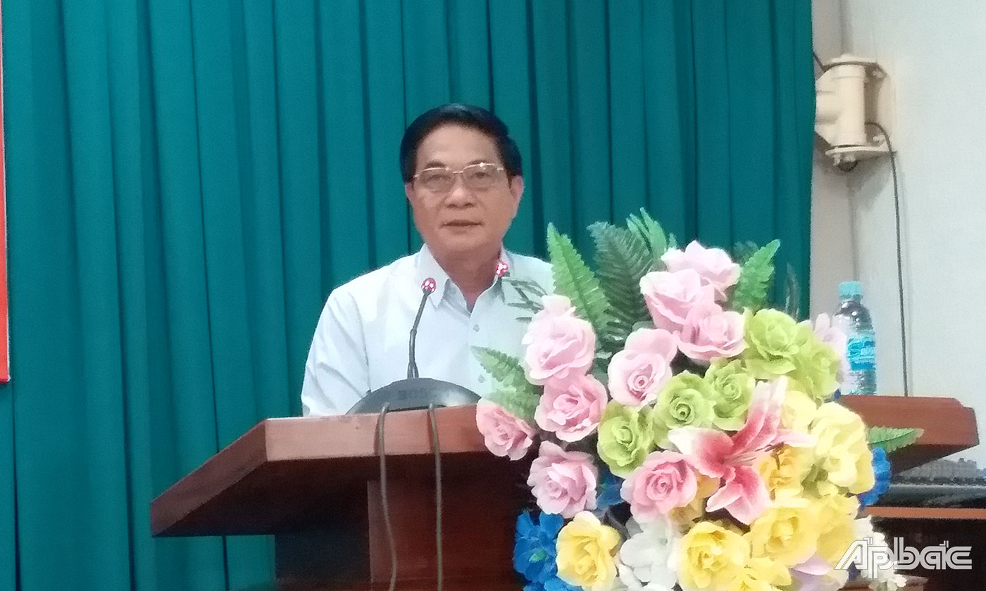 Trưởng Ban Tổ chức Tỉnh ủy Nguyễn Văn Nhã phát biểu tại hội nghị.