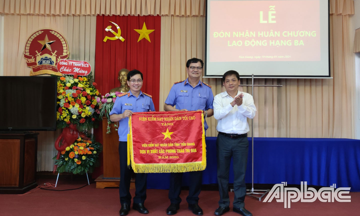 Đồng chí Trương Văn Chung – Phó Trưởng Ban Nội chính Tỉnh ủy trao Cờ thi đua ngành Kiểm sát nhân dân năm 2021 cho VKSND tỉnh Tiền Giang