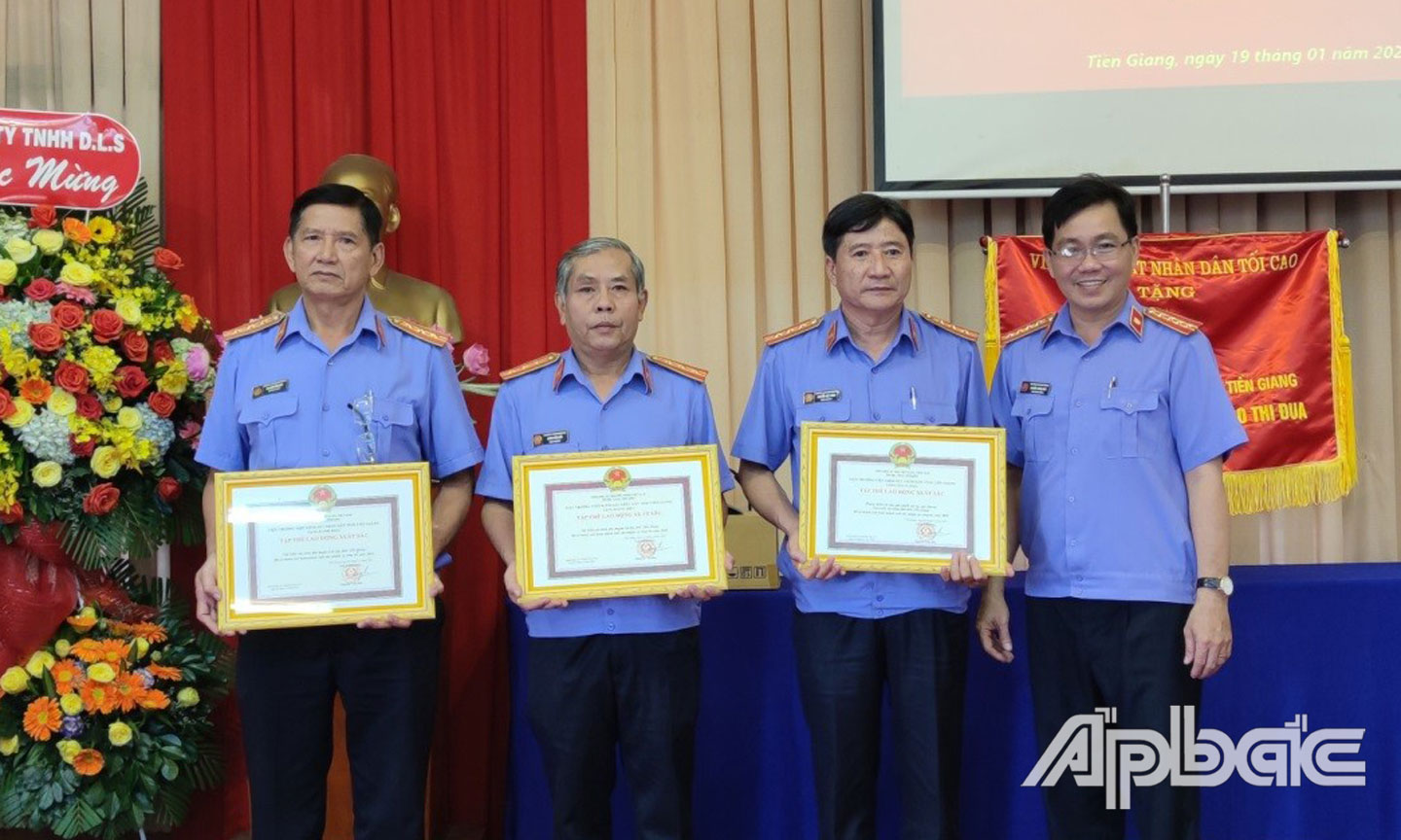 Lãnh đạo VKSND tỉnh Tiền Giang trao Quyết định công nhận danh hiệu tập thể lao động xuất sắc cho 03 tập thể