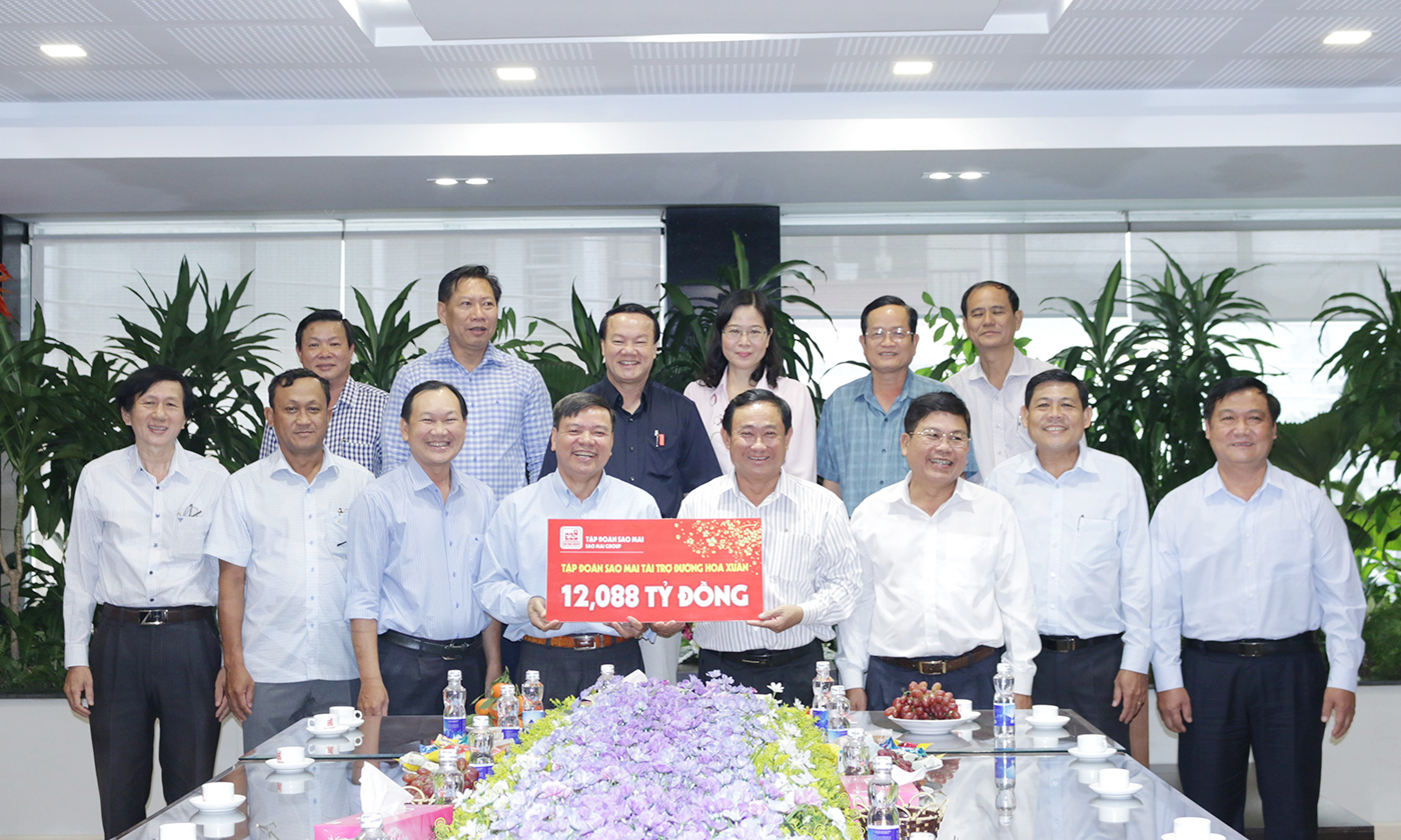Sao Mai trao bảng tài trợ ủng hộ tỉnh An Giang trang trí đường hoa xuân và bắn pháo hoa đón giao thừa.