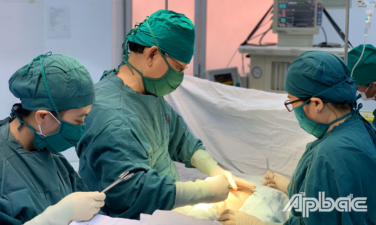 Bác sĩ phẫu thuật kịp thời cứu sống bệnh nhân.