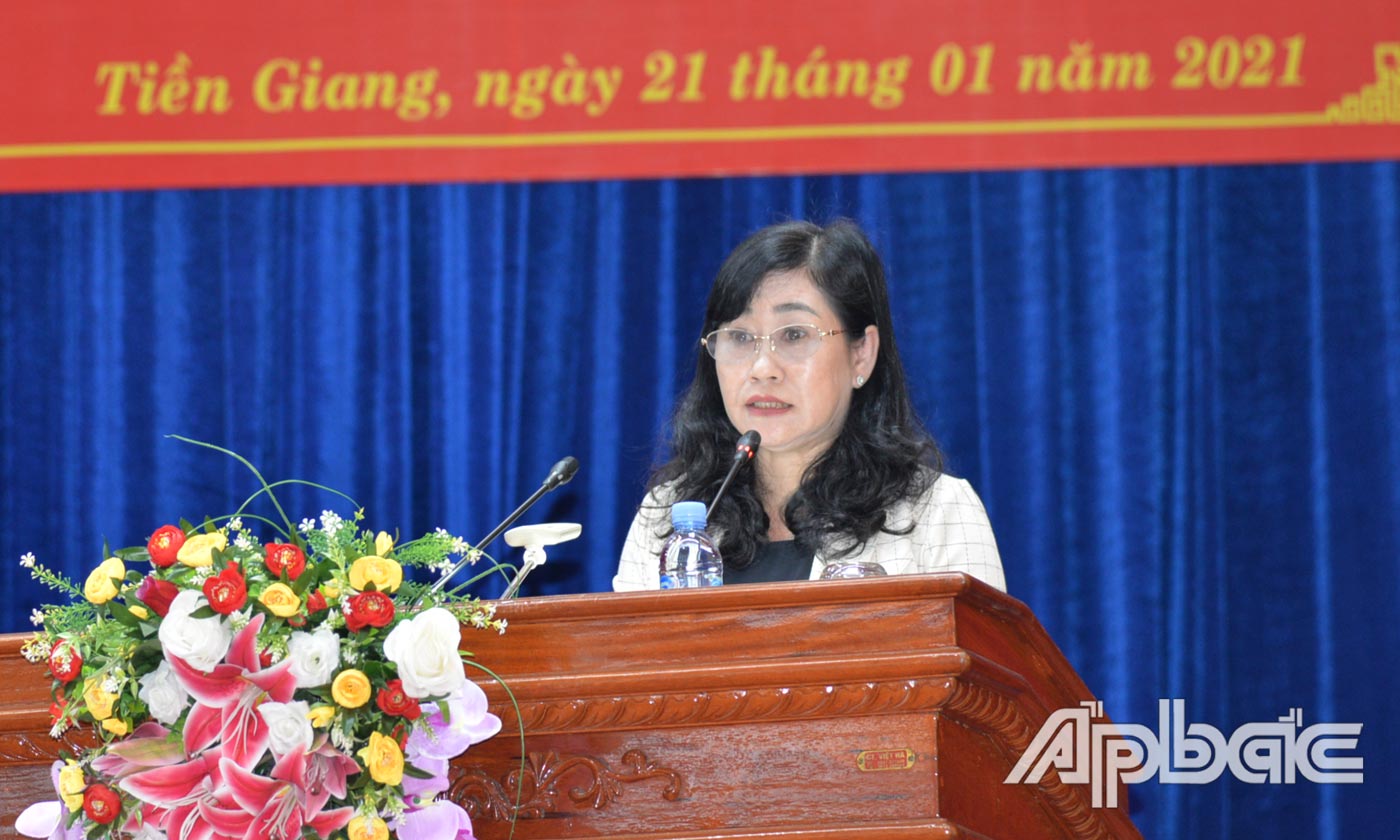 Đồng chí Châu Thị Mỹ Phương, Trưởng Ban Tuyên giáo Tỉnh ủy gợi ý thảo luận Quan cảnh hội nghị tại Hội trường Ấp Bắc.