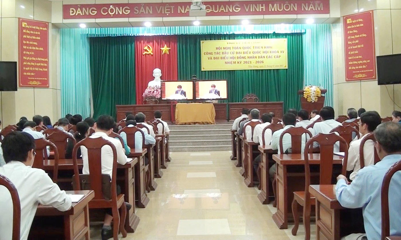 Đại biểu tại điểm cầu Tiền Giang tập trung nghe lãnh đạo điểm cầu trung ương triển khai nội dung chuẩn bị công tác bầu cử