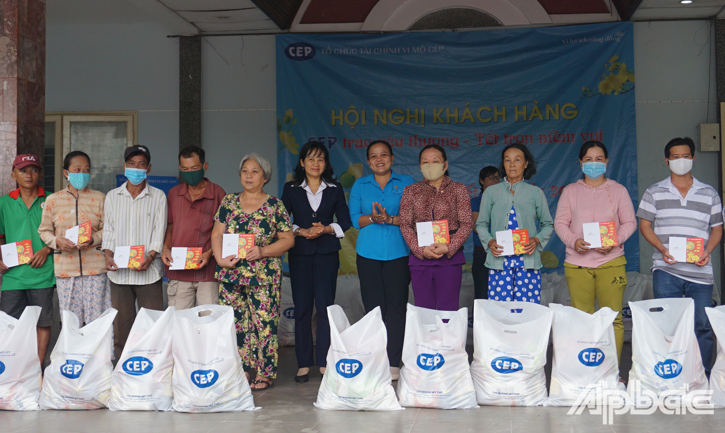 bà Nguyễn Thị Bình (Phó Giám đốc Ngân hàng Nhà nước tỉnh Tiền Giang) và Bà Nguyễn Thị Kim Hường (Phó Chủ tịch LĐLĐ TP. Mỹ Tho) trao tặng quà tết cho khách hàng