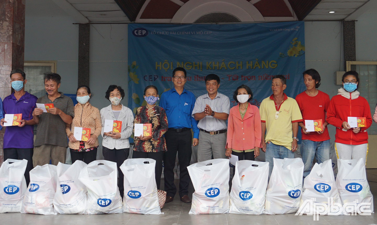 ông Nguyễn Hải Triều (Giám đốc chi nhánh CEP Mỹ Tho) và ông Huỳnh Văn Phúc (Phó Chủ tịch UBND Phường 4) trao quà tết cho khách hàng 