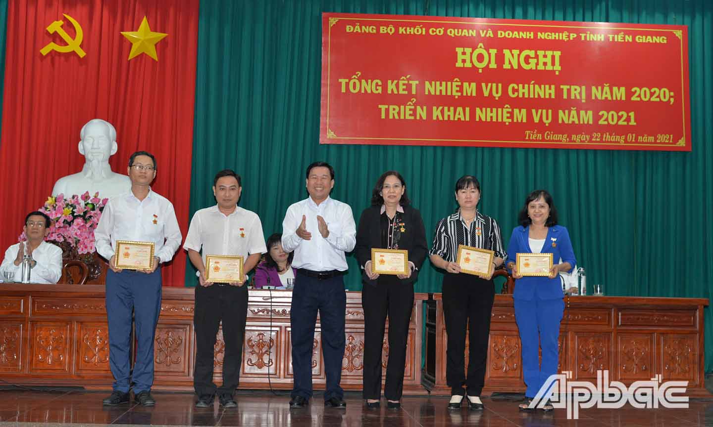 Lãnh đạo Ủy Ban Kiểm tra Tỉnh ủy trao kỷ niệm chương của Ủy Ban kiểm tra Trung ương cho các cá nhân.
