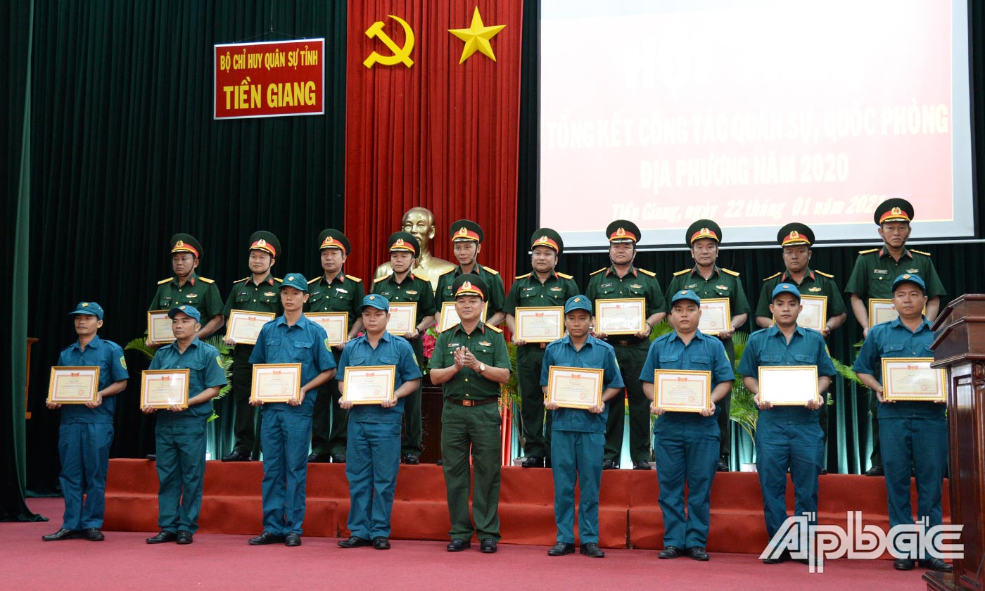 Đại tá Phạm Văn Thanh, Ủy viên Ban Thường vụ Tỉnh ủy, Chỉ huy trưởng Bộ Chỉ huy Quân sự tỉnh Tiền Giang trao Danh hiệu Đơn vị Quyết thắng của Bộ Tư lệnh Quân khu 9 cho các tập thể.